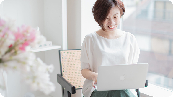ノートパソコンで作業する有田絵梨の写真
