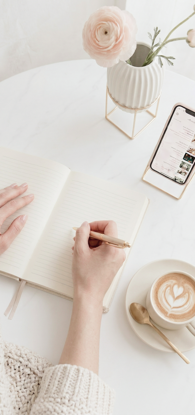 ノートとスマホを開いて作業している写真3